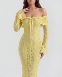 Robe jaune citron épaules dénudées, dentelle à fines rayures, manches évasées longues.