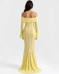 Robe longue jaune citron vue de dos, épaules dénudées, dentelle ajourée, coupe sirène.