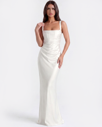 Robe longue ivoire à encolure carrée et bretelles fines, tissu lissé et froncé