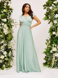 Robe longue de mariée vert d’eau, jupe fluide, encolure en V et taille ceinturée.