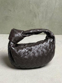 Sac à anse mini tressé marron foncé, forme hobo arrondie, tressage en quinconce.
