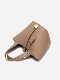 Sac seau taupe avec fermeture centrale et bandoulière amovible, quincaillerie dorée