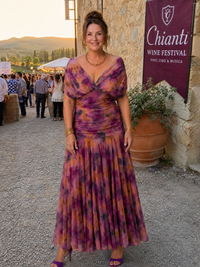Robe midi fluide à épaules drapées, motif tie-dye violet, rose et orange, ample.