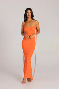 Robe longue dos nu orange, bretelles fines, buste froncé et cordons au dos.