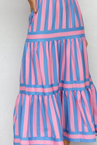 Détail robe longue à bretelles rayée rose et bleu, volants en paliers superposés.