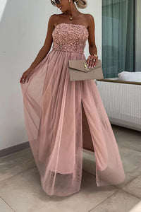 Robe longue rose poudré à buste froncé, jupe vaporeuse et fente latérale