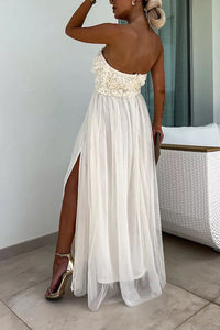 Robe longue blanche à buste froncé, fente latérale et tissu léger