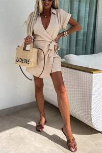 Robe courte beige à col chemise, manches courtes, nœud à la taille et décolleté V.