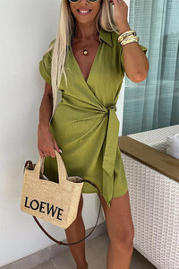 Robe courte Zayra verte, décolleté V, manches courtes et nœud à la taille
