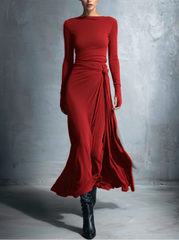 Robe longue rouge près du corps, manches longues, nœud sur le côté