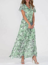 Robe longue fleurie vert clair, manches courtes volantées et encolure en V