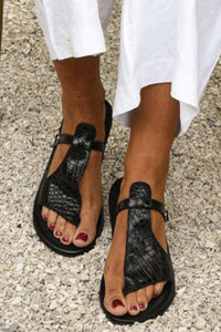 Sandales noires texturées à bride en T, bout ouvert, vue de dessus et côté