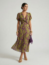 Robe midi cache-cœur à imprimé floral violet sur fond vert olive, manches bouffantes.