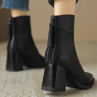 Bottes noires à talon bloc avec fermeture éclair latérale sur le côté