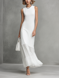 Robe blanche sans manches ajustée, ourlet en tulle superposé et décolleté rond