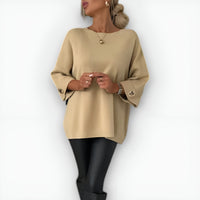 Pull beige ample à encolure ronde, manches longues, boutons aux poignets.