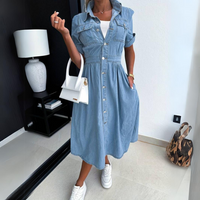 Robe midi en denim bleu clair, col chemise, boutonnage et coupe évasée