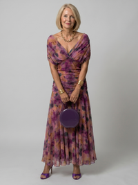 Robe midi fluide à épaules dénudées, imprimé violet et mauve, taille froncée, cache-cœur