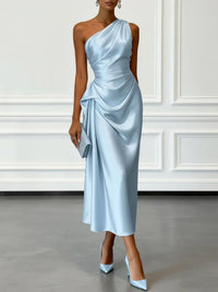 Robe midi satinée bleu clair à une bretelle, drapé en biais