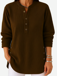 Pull boutonné en maille côtelée vert foncé, encolure ronde, manches longues.