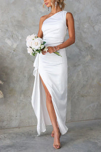 Robe longue asymétrique satin blanche, une épaule, fente haute, drapé sur le devant