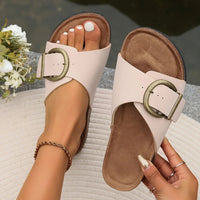Sandales bohèmes beige clair, bride large et boucle ovale vert bronze, semelle brun.