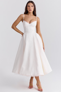 Robe midi satin blanc, bretelles fines, décolleté cœur, jupe évasée.