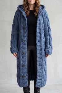 Gilet long en maille torsadée bleu, capuche et fermeture boutonnée, manches longues