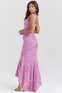 Robe midi rose à bretelles, coupe sirène évasée, motif discret sur la jupe