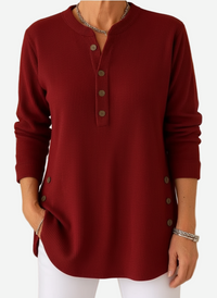 Pull boutonné en maille côtelée bordeaux, encolure ronde, manches longues.
