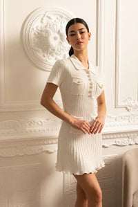 Robe courte blanche à col polo, boutonnage, poches poitrine et jupe légèrement évasée