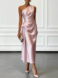 Robe midi satinée rose pâle à une bretelle, drapé enveloppant