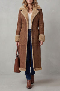 Manteau long marron à doublure sherpa beige, col ouvert et poignets en fausse peau.