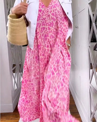Robe longue rose à imprimé léopard, encolure V, manches courtes à volant.