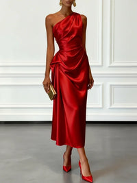 Robe midi satinée rouge à une bretelle, drapé sur le buste et la taille