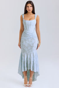 Robe midi bleu clair à fines bretelles, buste froncé et jupe évasée à volants