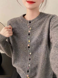 Cardigan classique en maille grise, col rond avec rangée de boutons colorés, manches longues