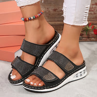 Sandales orthopédiques Ensley noires, brides à strass et semelle épaisse blanche.