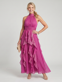 Robe longue sans manches rose à col montant, taille froncée et volants superposés