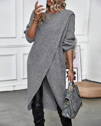 Robe en maille grise, col rond, manches trois-quarts, fente sur le devant.