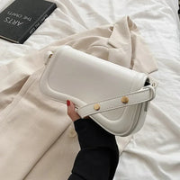 Sac à main à rabat ondulé et bandoulière, cuir vegan blanc, fermeture à bouton