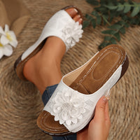 Sandales orthopédiques blanches à fleur blanche et perforations, semelle marron