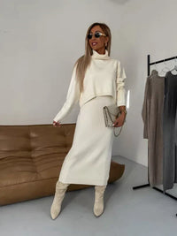 Ensemble assorti en maille crème : haut court à col cheminée et robe longue
