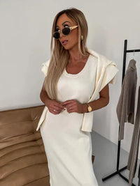 Ensemble assorti en maille crème : robe longue et haut ample à encolure ronde