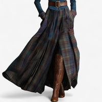 Robe longue à jupe ample à carreaux, ceinture marron, fente et haut en denim bleu.