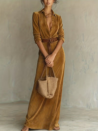 Robe en daim ceinturée beige foncé, décolleté boutonné et ceinture à boucle.
