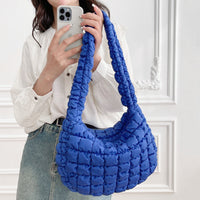 Sac porté épaule plissé bleu, anse courte, matelassage en relief, porté à l’épaule