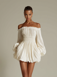 Robe courte ivoire plissée, épaules dénudées, buste froncé et jupe volantée