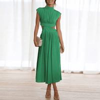 Robe midi verte avec encolure haute, manches courtes froncées et taille ceinturée.