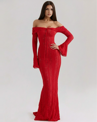 Robe rouge longue près du corps, épaules dénudées, manches dentelle, ruban au buste.